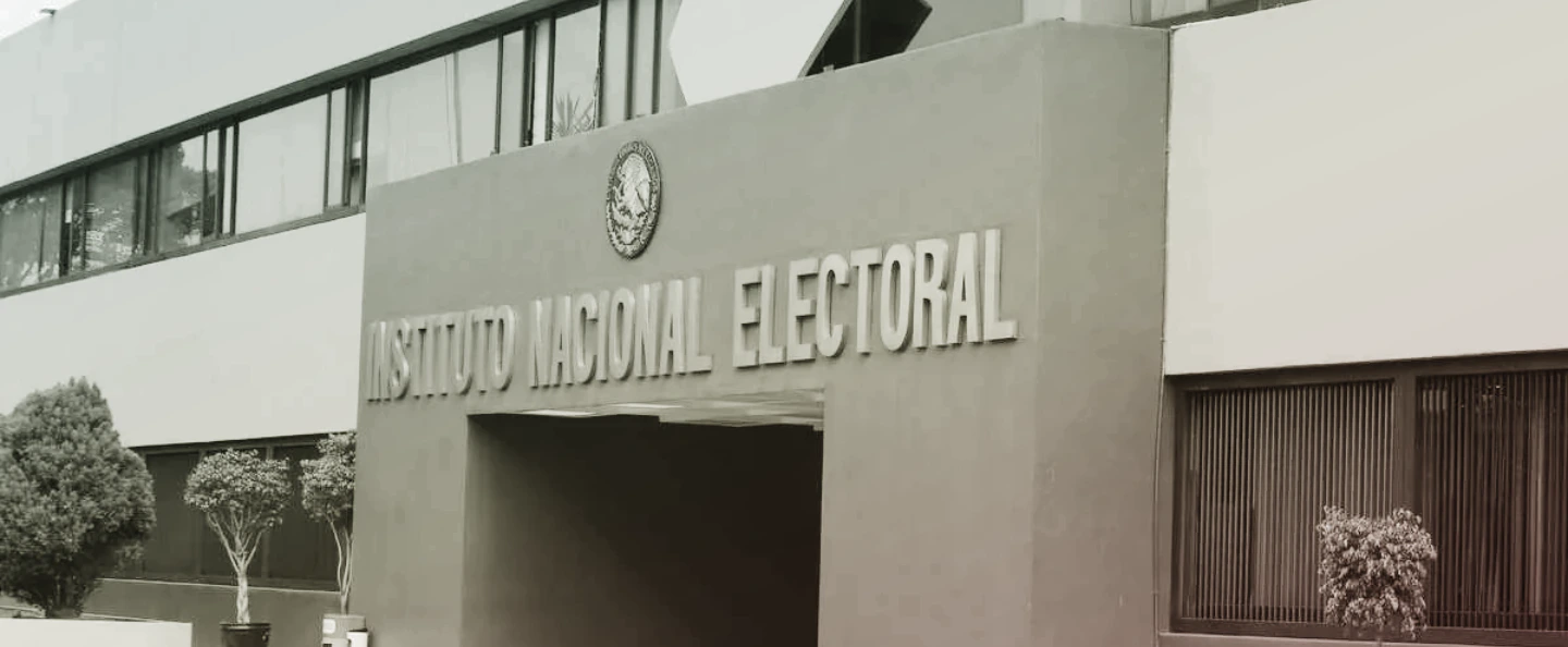 Pleno de la Cámara de Diputados visto desde la galería con curules en semicírculo y una pantalla al centro
