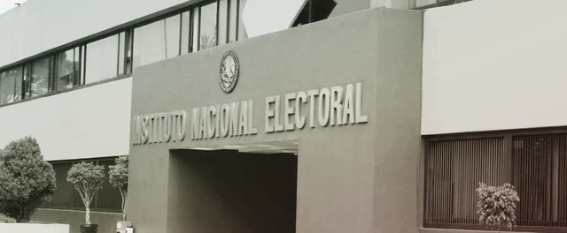 Pleno de la Cámara de Diputados visto desde la galería con curules en semicírculo y una pantalla al centro