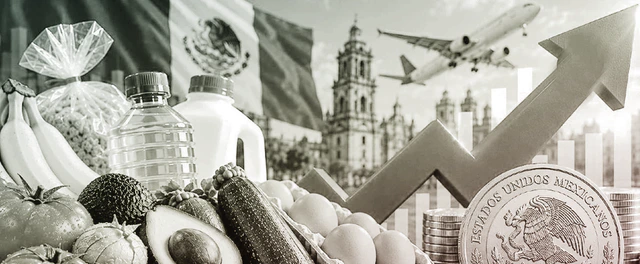 Mano sosteniendo un jitomate y un tomate verde en un puesto de mercado junto a una balanza