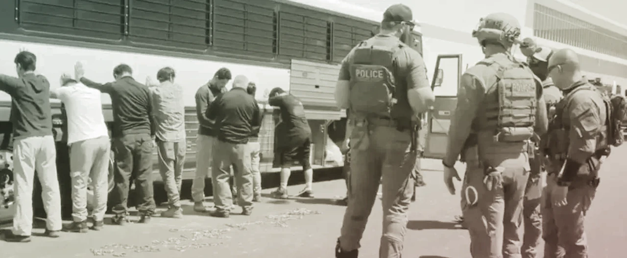 Meta de 3,000 arrestos diarios para ICE y plan en estudio para deportar migrantes por barco