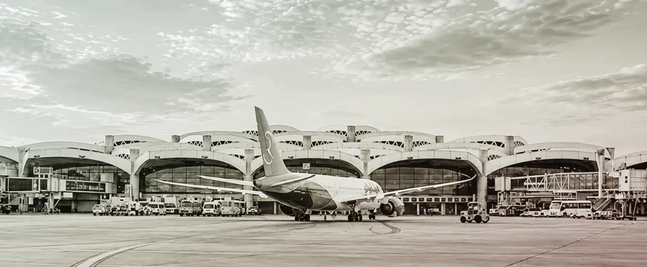 Cierre del aeropuerto de Riad, en Arabia Saudita, tras el ataque hutí con al menos 12 muertos